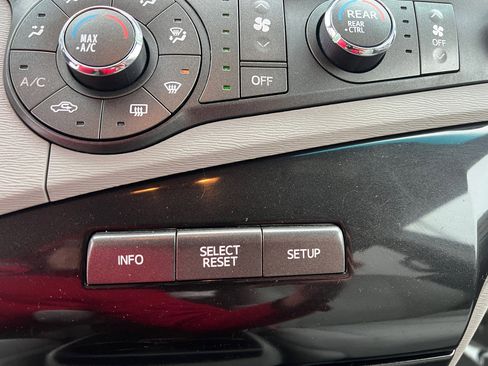 Used 2012 Toyota Sienna LE image 28