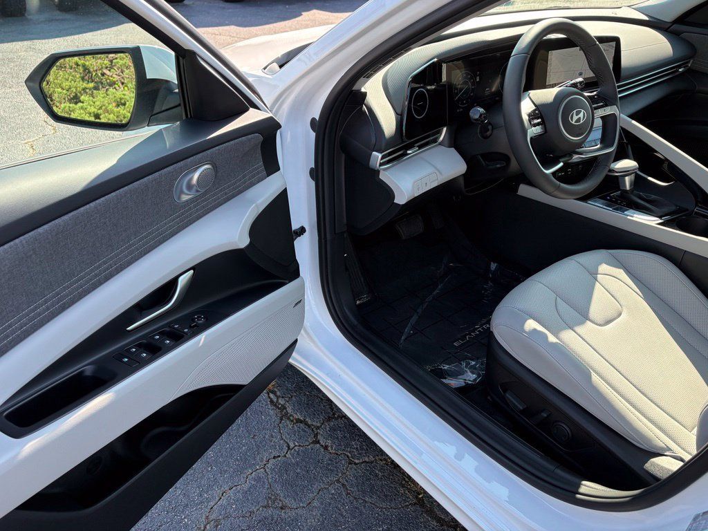 Used 2025 Hyundai Elantra Limited FWD image 24