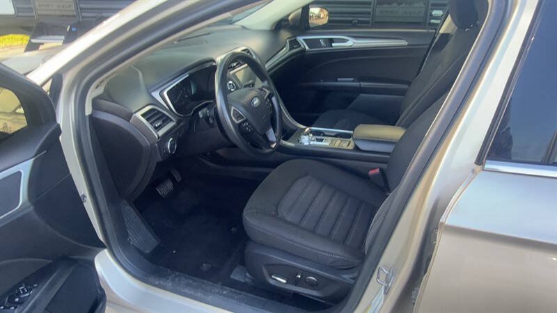 Used 2019 Ford Fusion SE FWD image 13