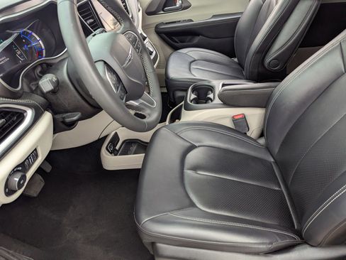 Used 2024 Chrysler Pacifica Select image 27