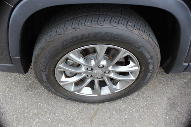 Used 2019 Jeep Cherokee Latitude Plus w/ Cold Weather Group AWD/4WD image 19