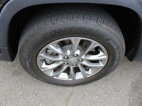 Used 2019 Jeep Cherokee Latitude Plus w/ Cold Weather Group AWD/4WD image 19