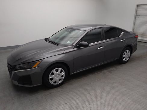 Used 2025 Nissan Altima 2.5 S FWD image 2