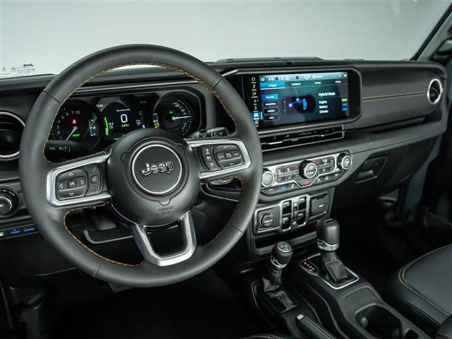 Used 2024 Jeep Wrangler Unlimited Sahara w/ Technology Group AWD/4WD image 19