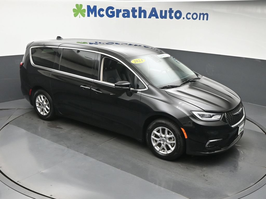 Used 2024 Chrysler Pacifica Touring-L FWD image 3