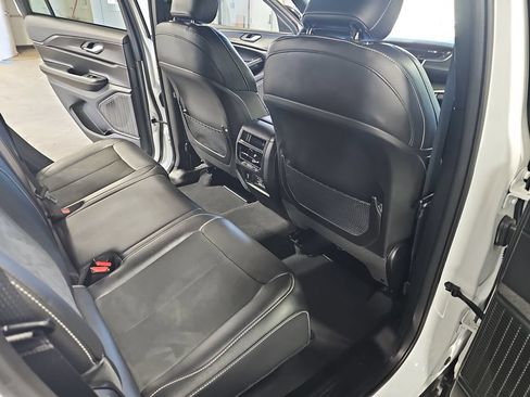 Used 2023 Jeep Grand Cherokee Altitude AWD/4WD image 11