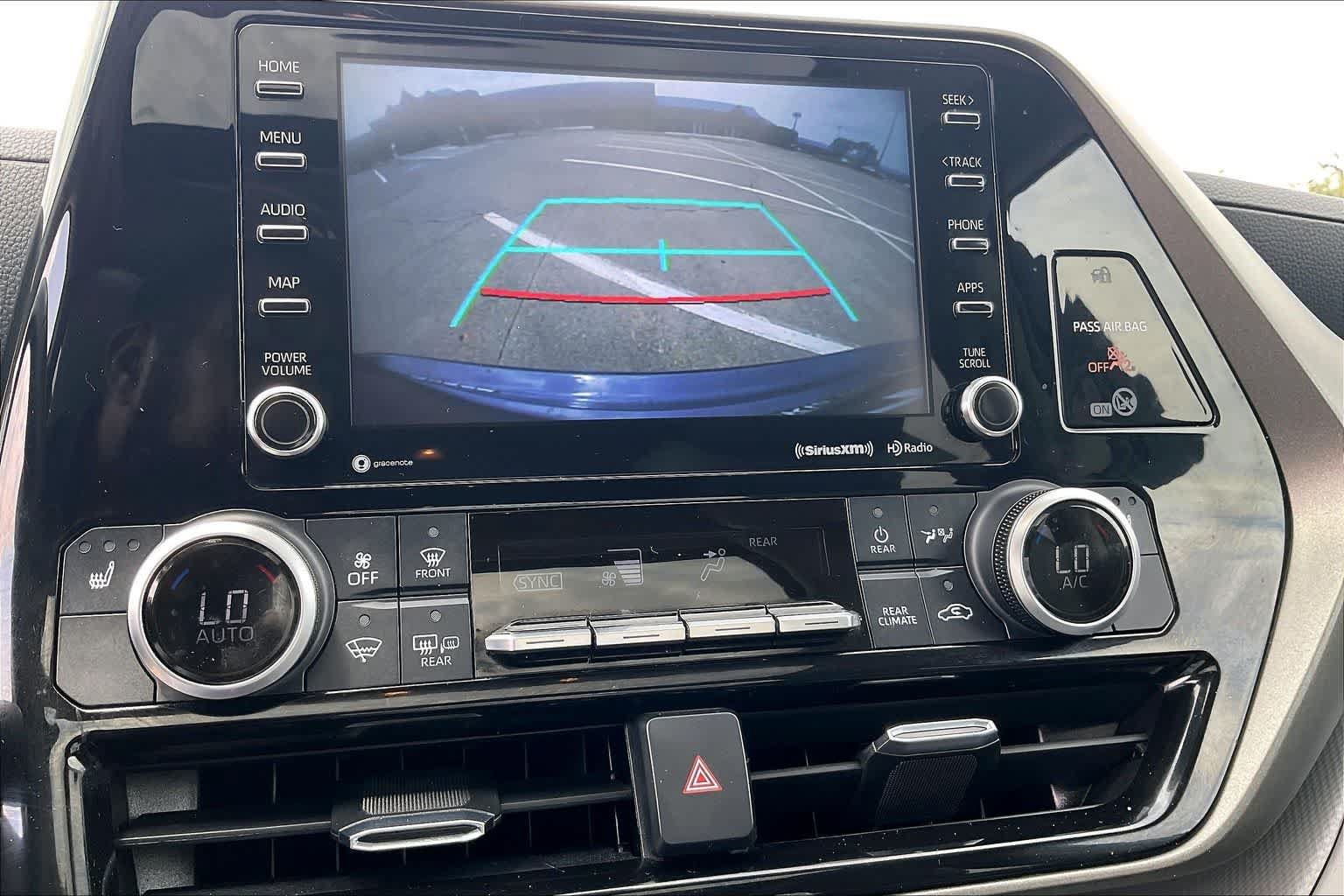 Used 2021 Toyota Highlander XLE AWD/4WD image 25