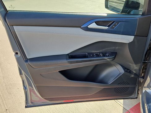 Certified 2024 Volkswagen Taos SE image 13