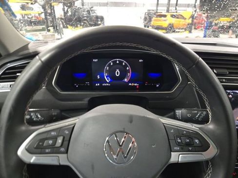 Used 2023 Volkswagen Tiguan SE w/ Panoramic Sunroof Package image 17