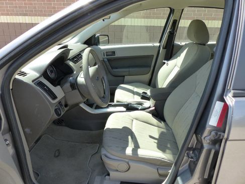 Used 2010 Ford Focus SE FWD image 18