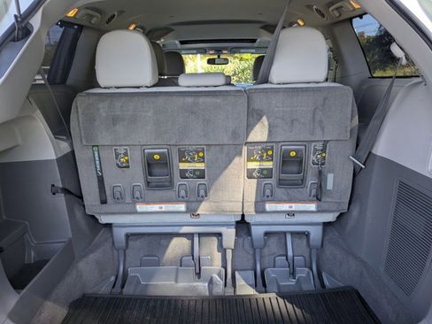 Used 2017 Toyota Sienna XLE image 6