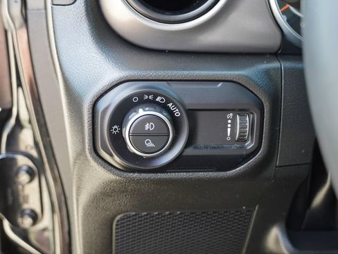 Used 2023 Jeep Gladiator Sport AWD/4WD image 18