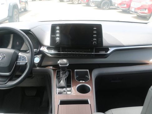 Used 2023 Toyota Sienna XLE AWD/4WD image 16