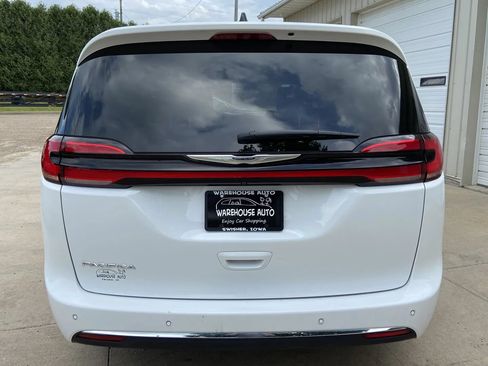 Used 2024 Chrysler Pacifica Touring-L FWD image 6