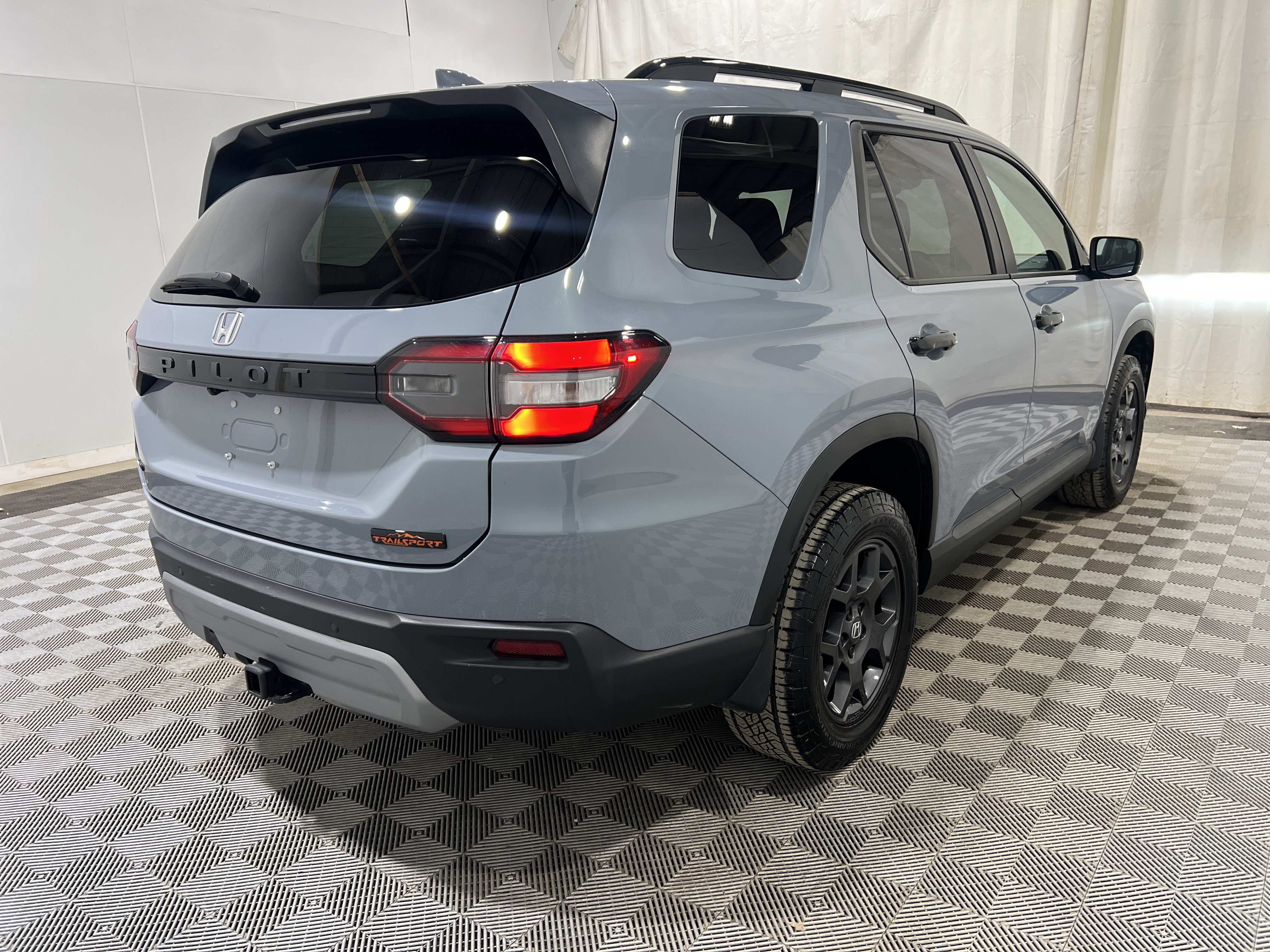 Used 2025 Honda Pilot TrailSport image 3