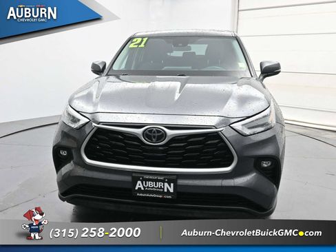 Used 2021 Toyota Highlander LE AWD/4WD image 3