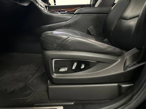 Used 2019 Cadillac Escalade ESV Luxury AWD/4WD image 36