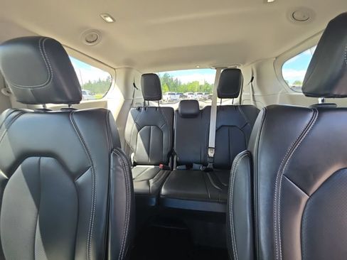 Used 2024 Chrysler Pacifica Touring-L FWD image 18