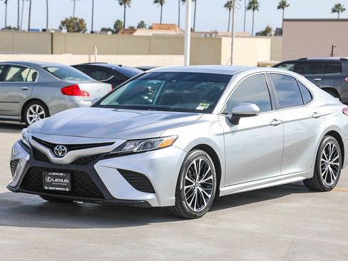 Used 2019 Toyota Camry SE FWD image 3
