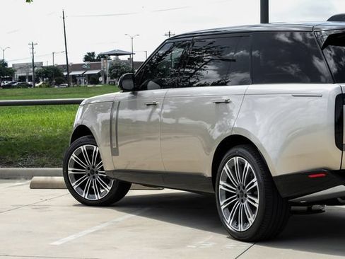 New 2026 Land Rover Range Rover Long Wheelbase SE AWD/4WD image 14