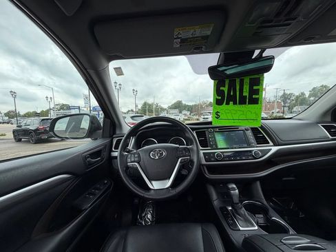Used 2019 Toyota Highlander Limited Platinum AWD/4WD image 11