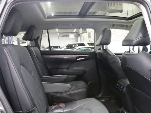 Used 2022 Toyota Highlander Platinum AWD/4WD image 22