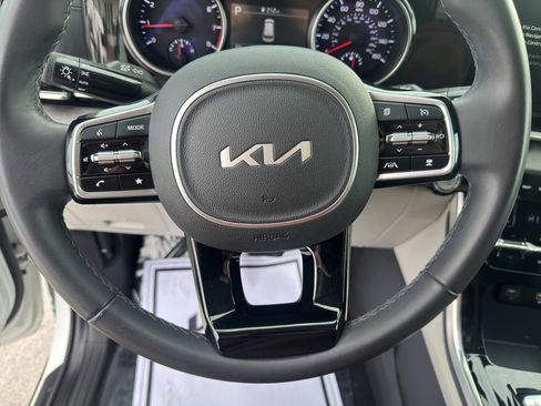 Used 2024 Kia Carnival EX image 16