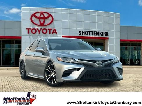 Used 2018 Toyota Camry SE image 1