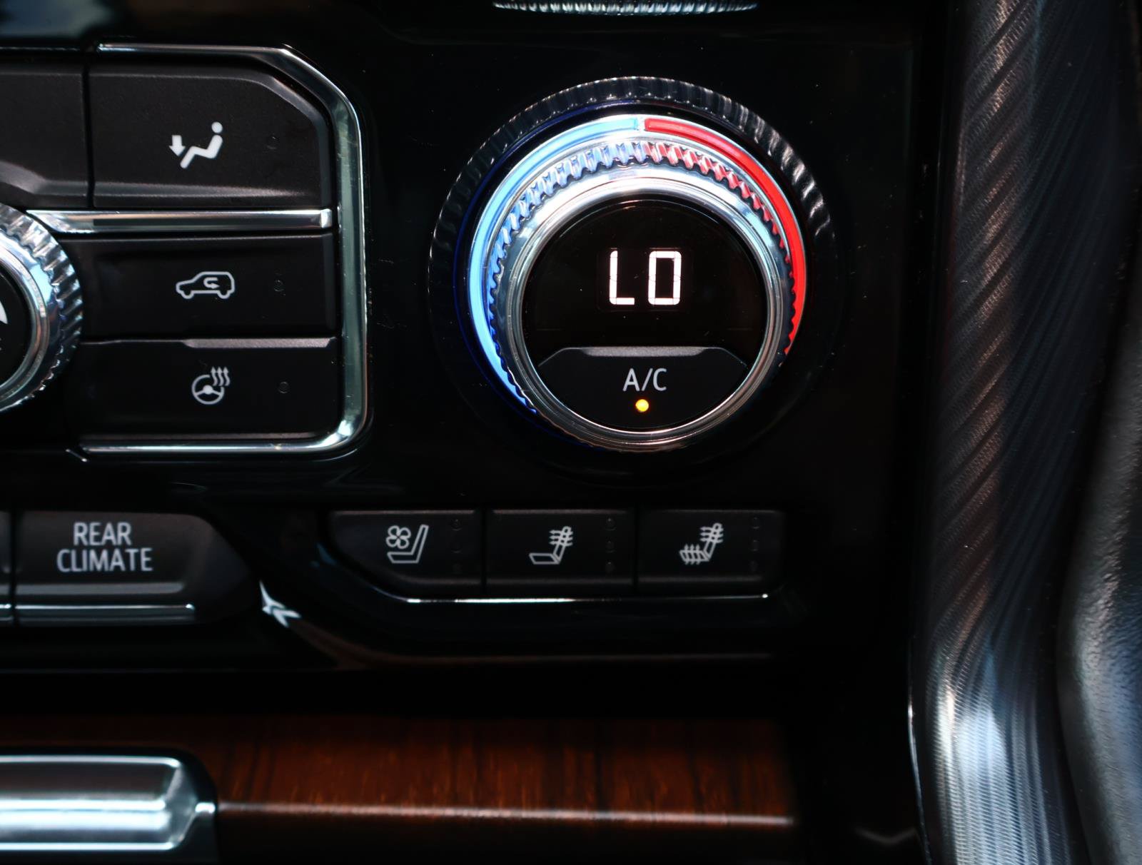 Used 2024 GMC Yukon Denali Ultimate AWD/4WD image 32