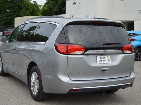 Used 2017 Chrysler Pacifica Touring-L FWD image 4