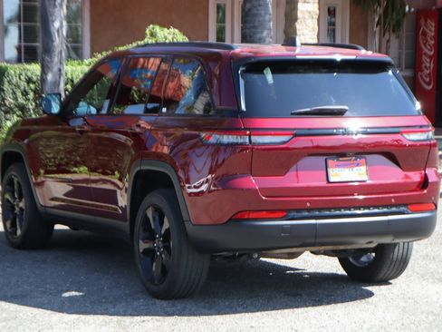 Used 2024 Jeep Grand Cherokee Altitude RWD image 6