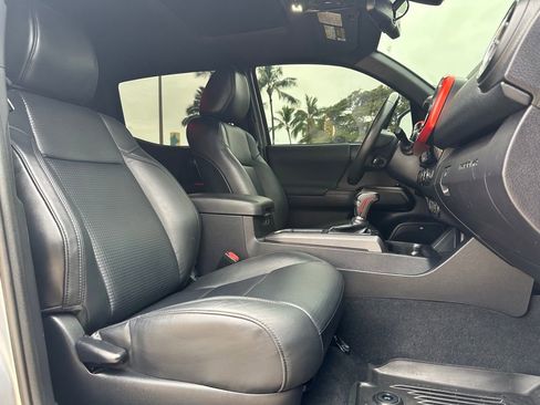 Used 2018 Toyota Tacoma TRD Sport AWD/4WD image 9