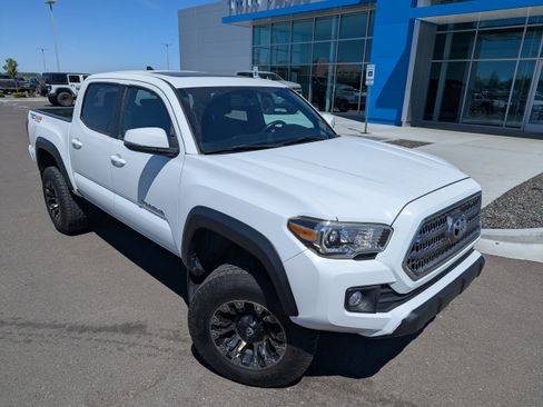 Used 2017 Toyota Tacoma TRD Off-Road w/ Premium & Technology Package AWD/4WD image 4