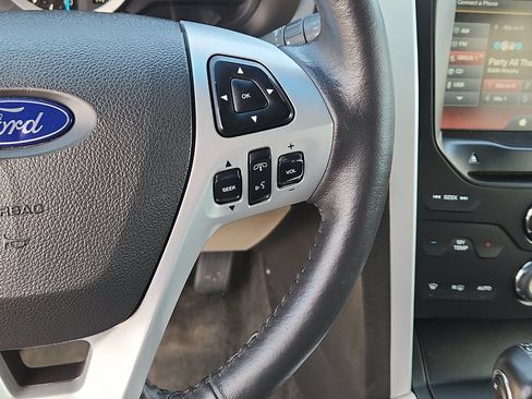 Used 2015 Ford Explorer XLT w/ Equipment Group 201A FWD image 17