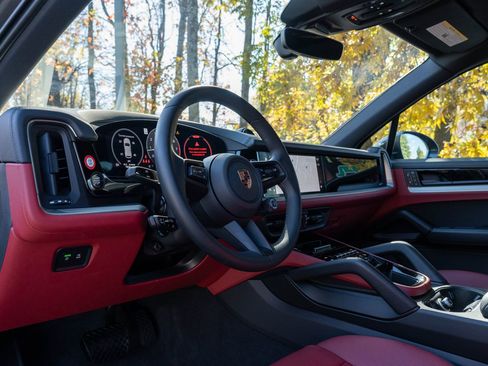 Certified 2025 Porsche Cayenne image 4