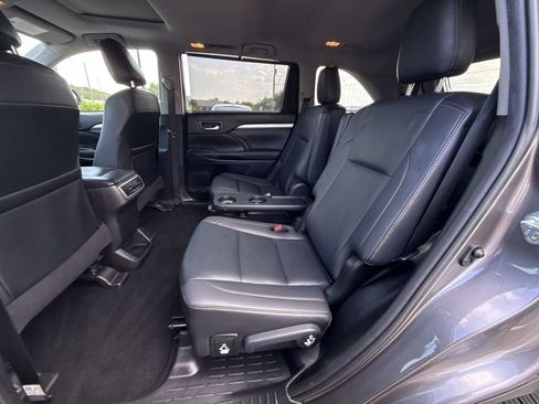 Used 2019 Toyota Highlander XLE AWD/4WD image 25