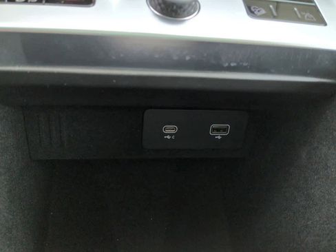 Used 2023 Land Rover Range Rover SE image 33