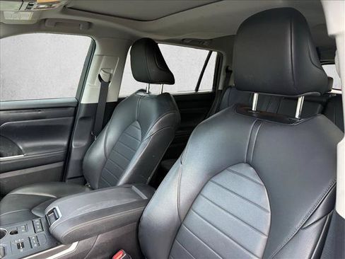 Used 2020 Toyota Highlander XLE AWD/4WD image 16