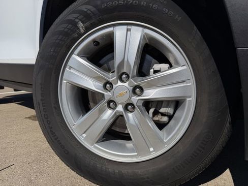 Used 2022 Chevrolet Trax LT w/ LT Convenience Package image 9