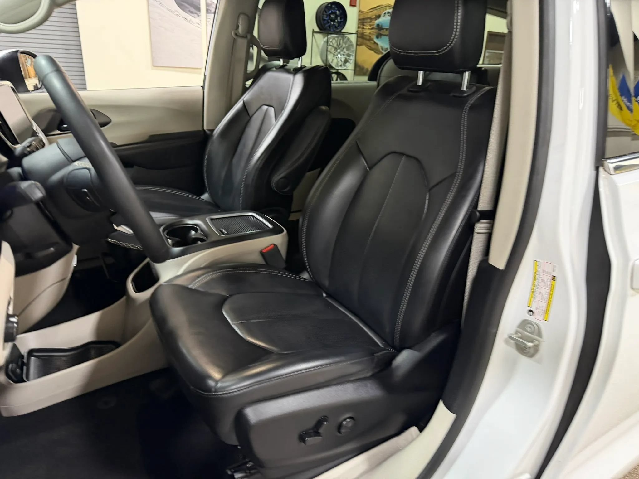 Used 2023 Chrysler Pacifica Touring-L FWD image 41