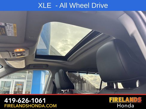 Used 2021 Toyota Highlander XLE AWD/4WD image 19