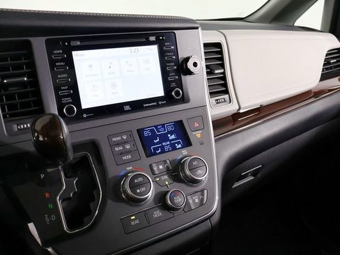 Used 2018 Toyota Sienna Limited image 32