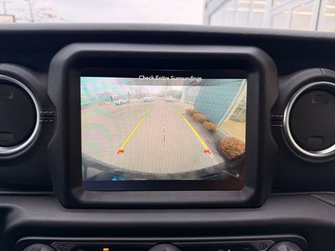 Used 2022 Jeep Wrangler Unlimited Sahara w/ Cold Weather Group image 19