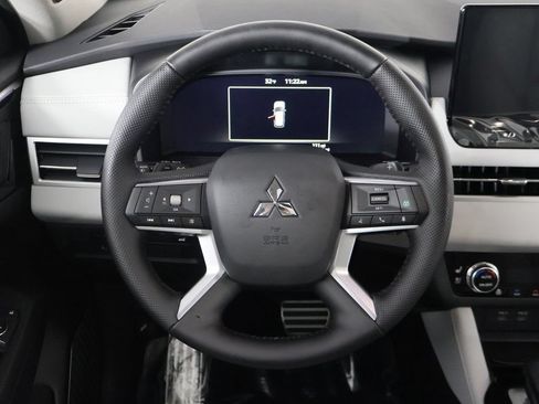 Used 2025 Mitsubishi Outlander AWD image 45