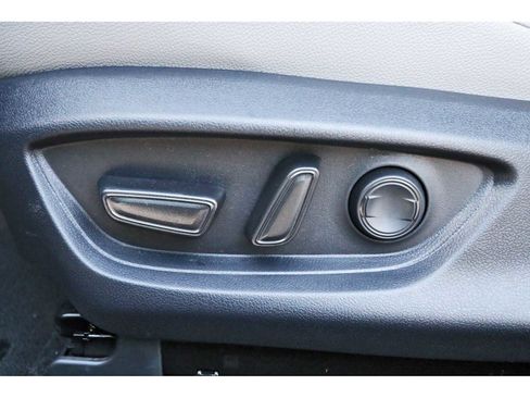 Used 2025 Toyota Camry SE w/ Convenience Package image 27