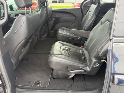 Used 2020 Chrysler Pacifica Touring-L w/ S Appearance Package FWD image 25