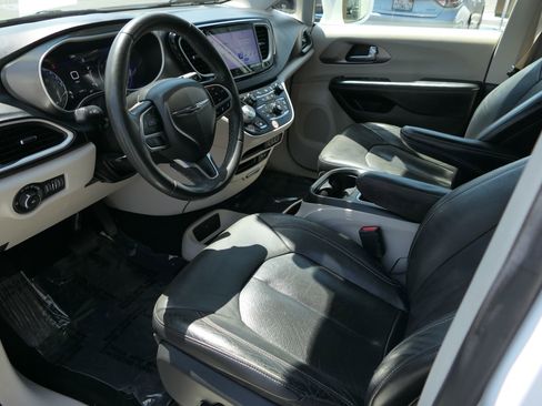 Used 2022 Chrysler Pacifica Touring-L FWD image 12