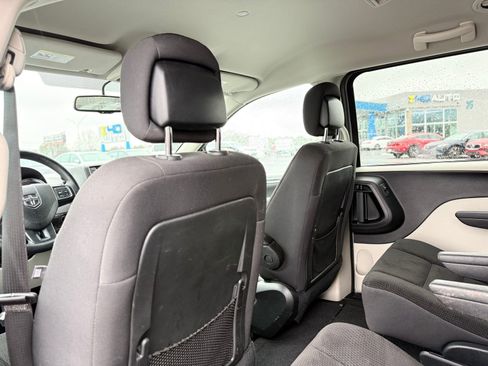 Used 2018 Dodge Grand Caravan SE w/ UConnect Hands-Free Group image 18