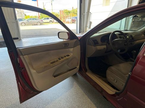 Used 2004 Toyota Camry LE FWD image 5