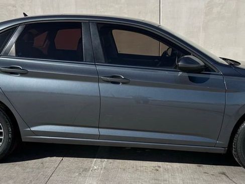 Used 2021 Volkswagen Jetta SE w/ SE Cold Weather Package image 3